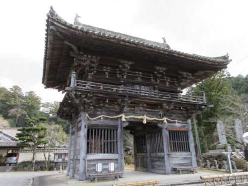 【三重】池に映る仁王門が美しい丹生大師「神宮寺成就院」の御朱印と相可名物「まつかさ餅」