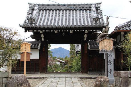 桜 額縁門の天寧寺 閑臥庵