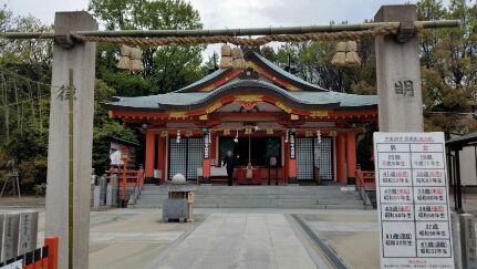 素盞烏尊神社(すさのおのみことじんじゃ:片山神社)の本殿(拝殿)と狛犬