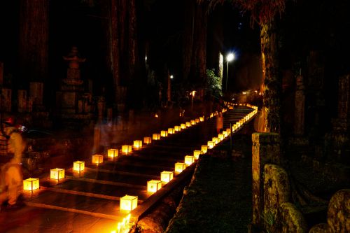 高野山ろうそく祭りは8月13日、参加するのに便利な宿坊寺院5選