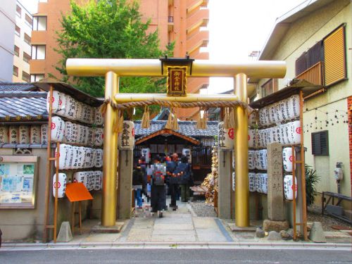 【京都】資産運用の神を祀る「御金神社」の金色御朱印&ローストビーフ丼