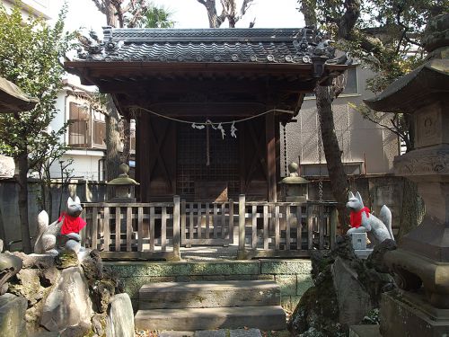 靍護稲荷神社 - 江戸時代より「松坂屋」の守護神として崇められている神社