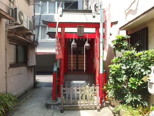 首尾稲荷神社 - 病気の平癒に感謝して創建されたと伝わるお稲荷さま