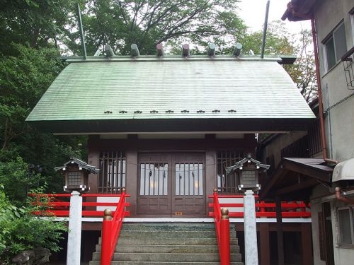 東山藤稲荷神社 - 東国源氏の氏神として祀られたお稲荷さま