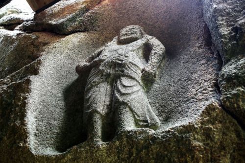 不動寺、不動明王は一人仁王立ち。