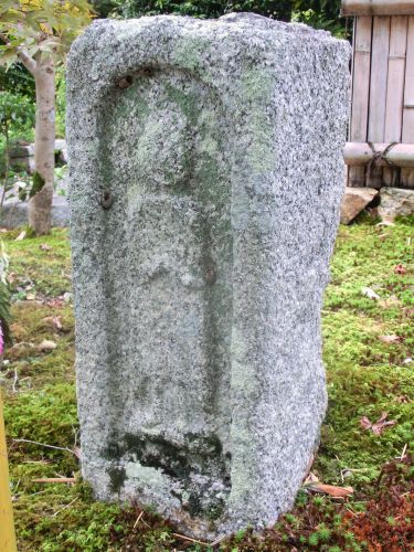 石仏右031 遍照寺の石仏 と 石柱2本