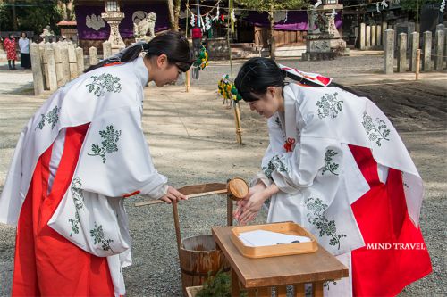 鏡作坐天照御魂神社 おんだ祭 『てるてる坊主を祀る神社?』