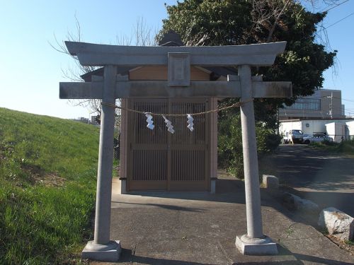 水神社(横浜市都筑区川向町) - 鶴見川の堤防の脇に鎮座している水神さま