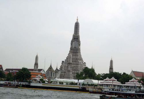 ワット・アルン(タイ)バンコクの建築物の中でも暁の寺と呼ばれるこの仏塔は絶対に見ておくべきですね