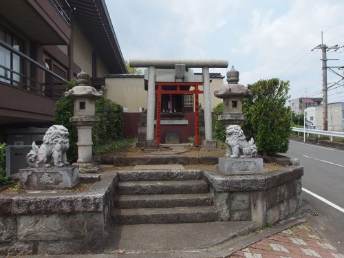 笠間稲荷(八王子市上野町) - お寺の軒先に鎮座するお稲荷さま