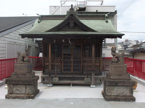 出世稲荷社(八王子市寺町) - 自治会館の屋上に鎮座するお稲荷さま