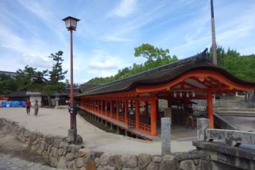 厳島神社の西回廊から出て、桃のかき氷。