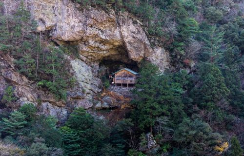 神秘の岩窟に隠れた神社仏閣を訪ねて