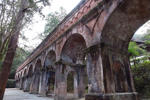 今もなお水が流れ続けている南禅寺、水楼閣