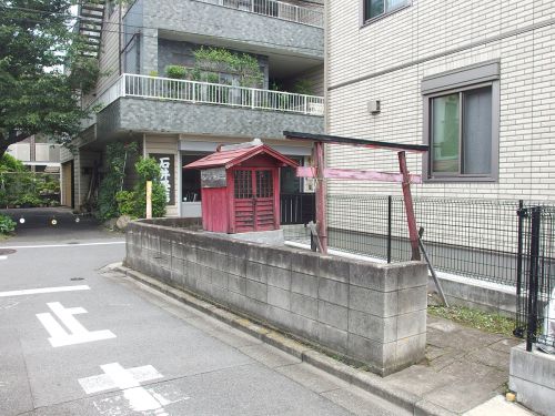 松巳稲荷神社 - 松の木と蛇の話が伝えられる、羽田のお稲荷さま