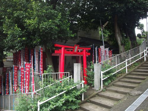 和田村稲荷大明神 - 源頼朝と和田義盛の逸話が伝わる、町名のもとになったお稲荷さま