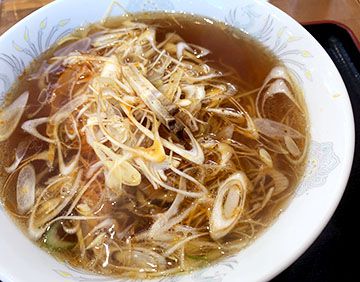 早朝の浅草寺。人も居なくて気持ちよい。