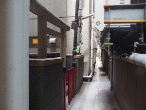 花房稲荷神社(千代田区外神田) - 秋葉原のビルの隙間に鎮座するお稲荷さま