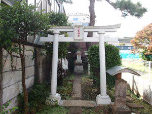 三峯神社(世田谷区上用賀) - 三峯講の人々によってお祀りされている小祠