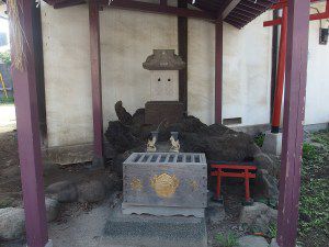 杉森稲荷(品川区北品川) - お寺の境内にひっそりとお祀りされている小祠