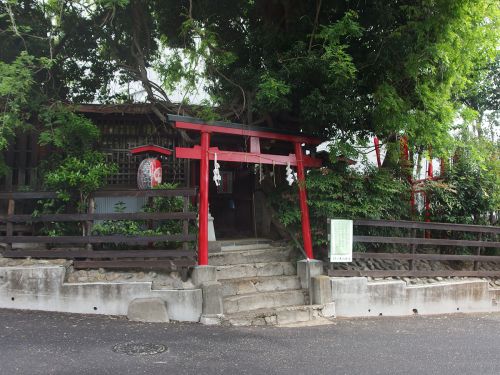白玉稲荷大明神(渋谷区西原) - 2つの稲荷社が合祀されている小祠