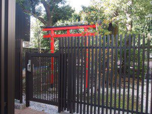 稲荷社(世田谷区駒沢2丁目) - マンションの敷地内に鎮座するお稲荷さま