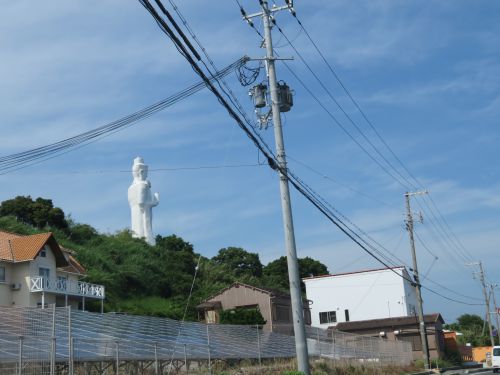 無残な巨大観音と、神社仏閣の諸行無常
