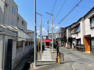 伏見稲荷神社(川崎市多摩区菅4) - 稲田堤駅前の住宅街の中に佇む小祠