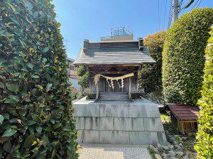 稲荷神社(川崎市多摩区菅北浦3) - 三沢川から分水された農業用の旧水路脇にお祀りされている稲荷社