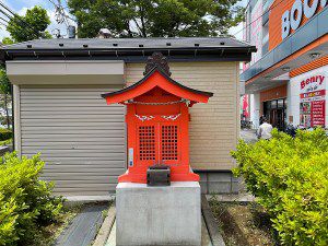 稲荷大神(横浜市港北区樽町) - 商業施設の敷地内に鎮座するお稲荷さま