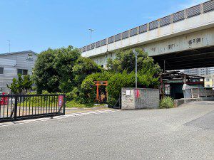 稲荷大神(横浜市神奈川区守屋町) - 三ッ輪産業横浜営業所の敷地内にお祀りされているお稲荷さま